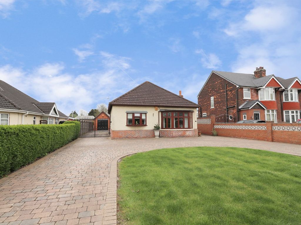 3 bed detached bungalow for sale in Burringham Road, Scunthorpe DN17