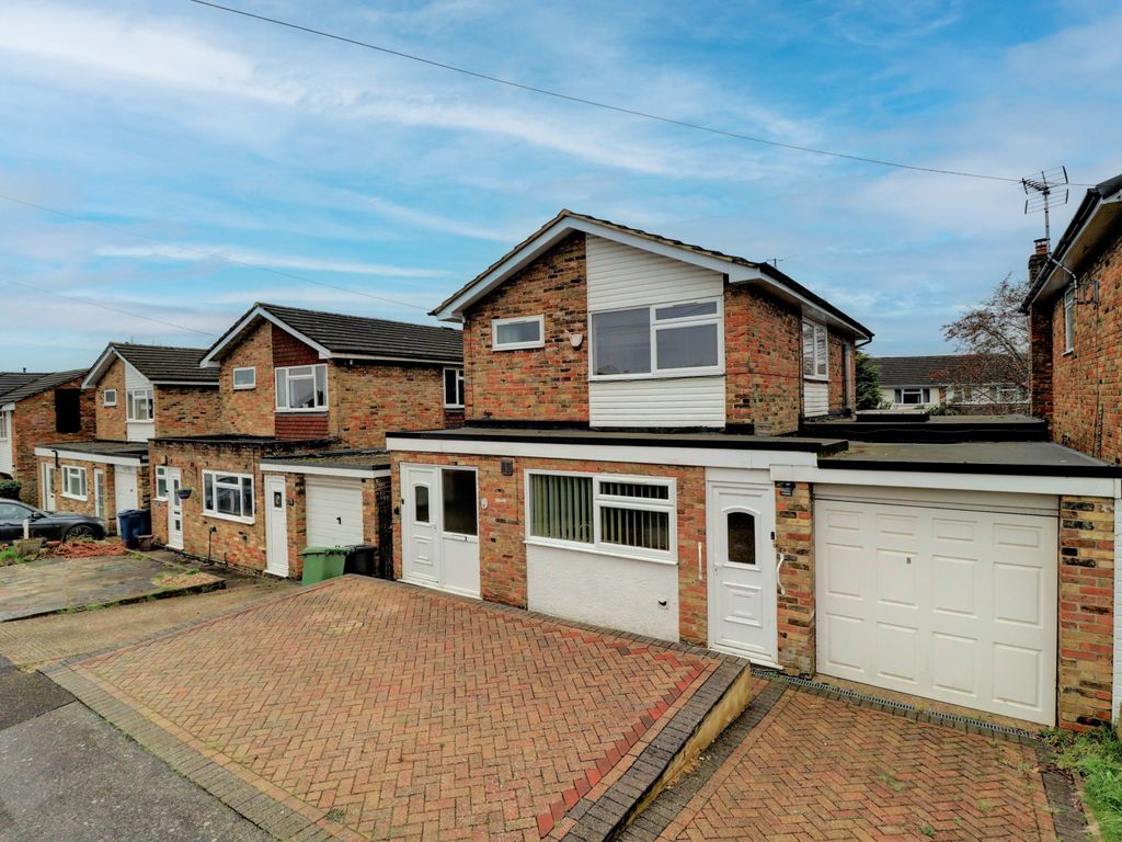 3 bed detached house for sale in Southfield Drive, Hazlemere, High