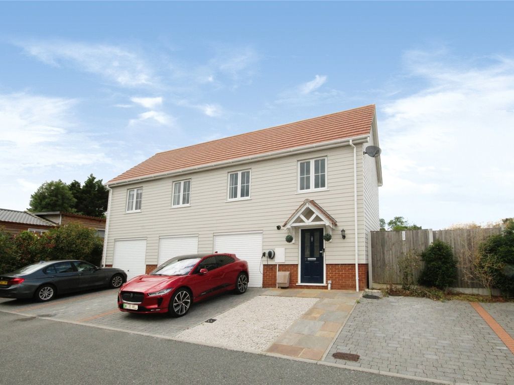 2 bed detached house to rent in Bowers Close, Pitsea, Basildon SS13, £