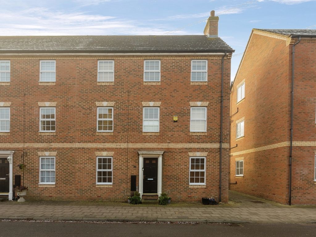 3 bed town house for sale in Queensgate, Aylesbury HP19 Zoopla
