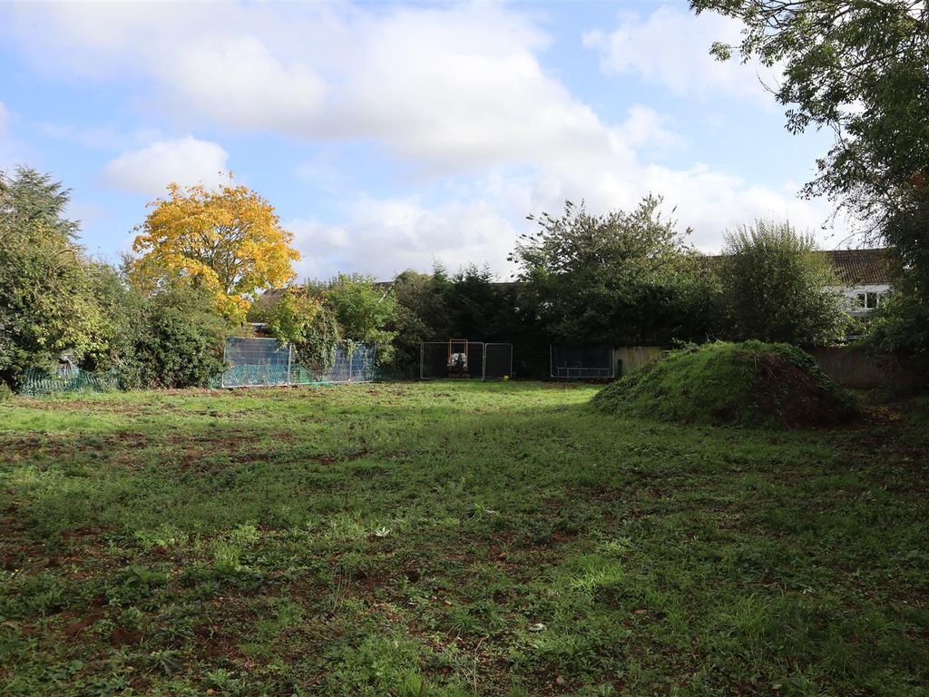 Land for sale in Leighton Road, Toddington, Dunstable LU5, £475,000