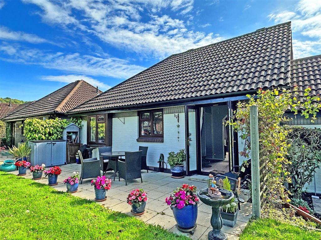 2 bed semidetached bungalow for sale in Oaklands Drive, Redhill RH1, £