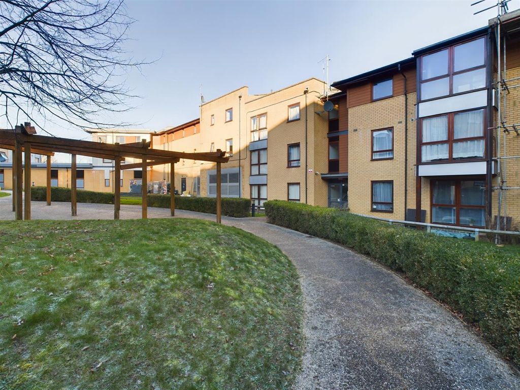 2 bed flat for sale in Commonwealth Drive, Crawley RH10, £230,000 Zoopla