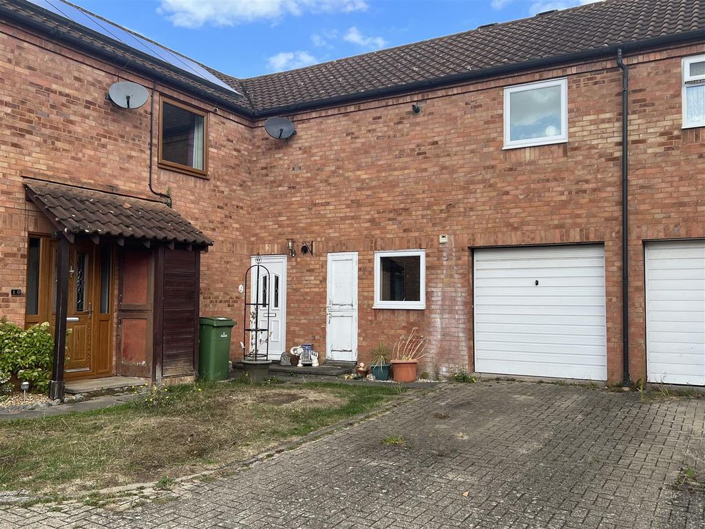 4 bed property for sale in Whitebaker Court, Neath Hill, Milton Keynes