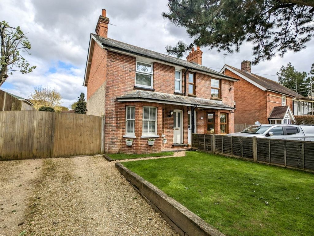 2 bed semidetached house for sale in Liphook Road, Lindford, Hampshire