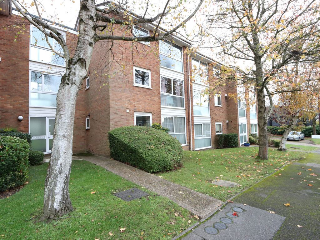 2 bed flat to rent in Fairview Gardens, Farnham, Surrey GU9, £1,000 pcm