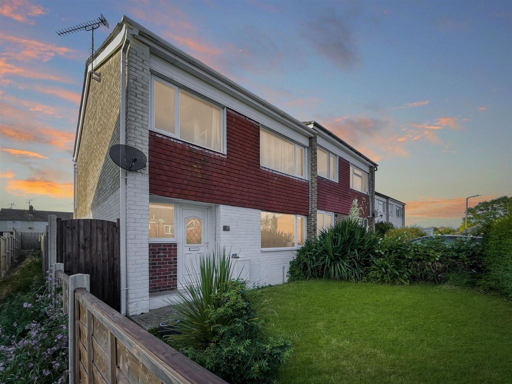 3 bed semidetached house for sale in Long Meadows, Dovercourt, Harwich