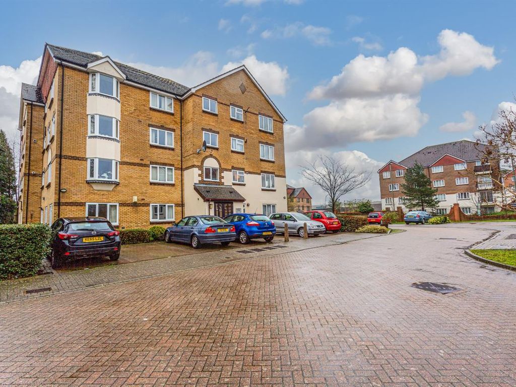 2 bed flat to rent in Flat, Queens Court, St. Annes Way, Redhill RH1, £