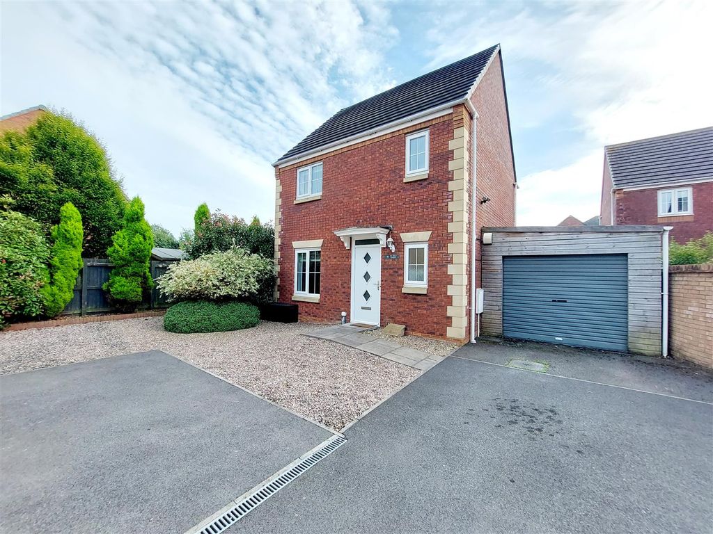 4 bed town house for sale in Six Mills Avenue, Gorseinon, Swansea SA4