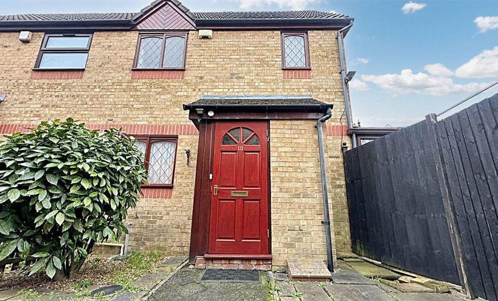 1 bed semidetached house for sale in Oakhurst Close, Ilford IG6, £