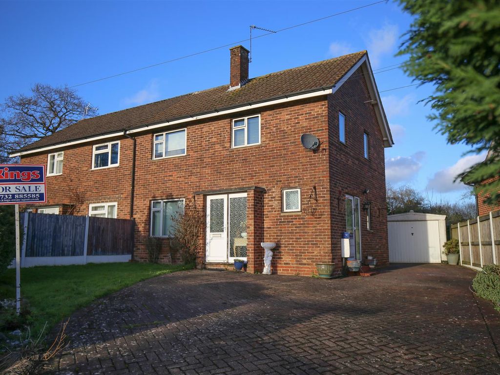 3 bed semidetached house for sale in Fairfield Road, Borough Green