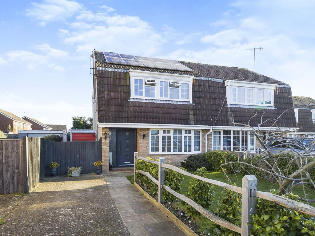 3 bed semidetached house for sale in Chesters, Horley RH6 Zoopla