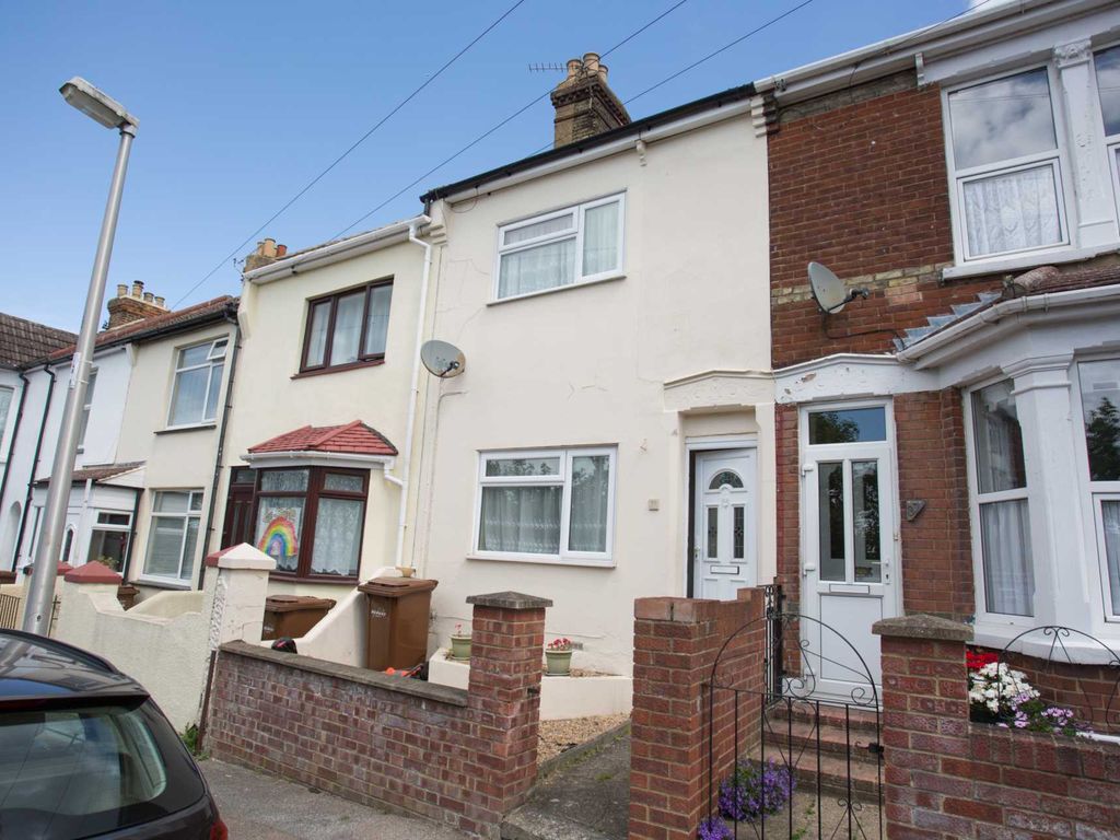 2 bed terraced house to rent in Imperial Road, Gillingham ME7, £1,250