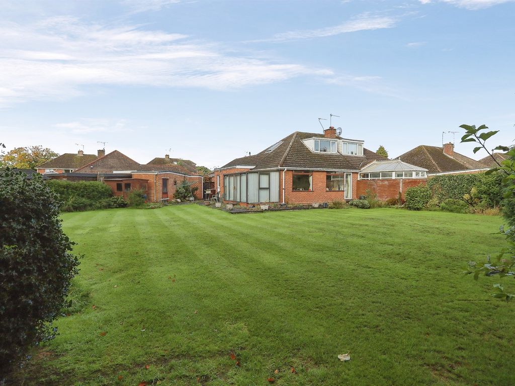 3 bed semidetached bungalow for sale in Elmwood Close, Balsall Common