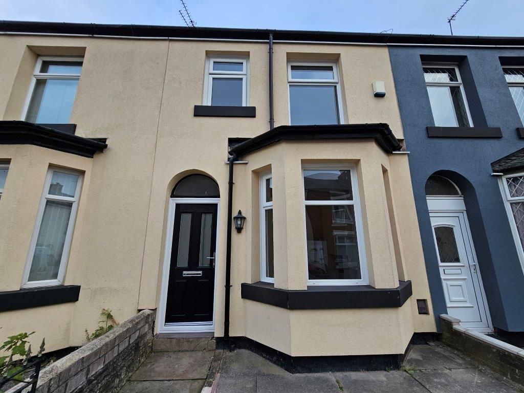 3 bed terraced house to rent in Cromwell Street, Heywood OL10, £875 pcm