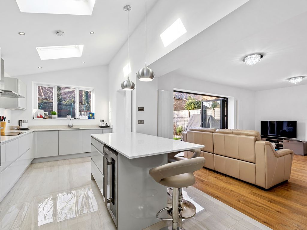 3 bed semidetached house for sale in Havers Avenue, Hersham Village