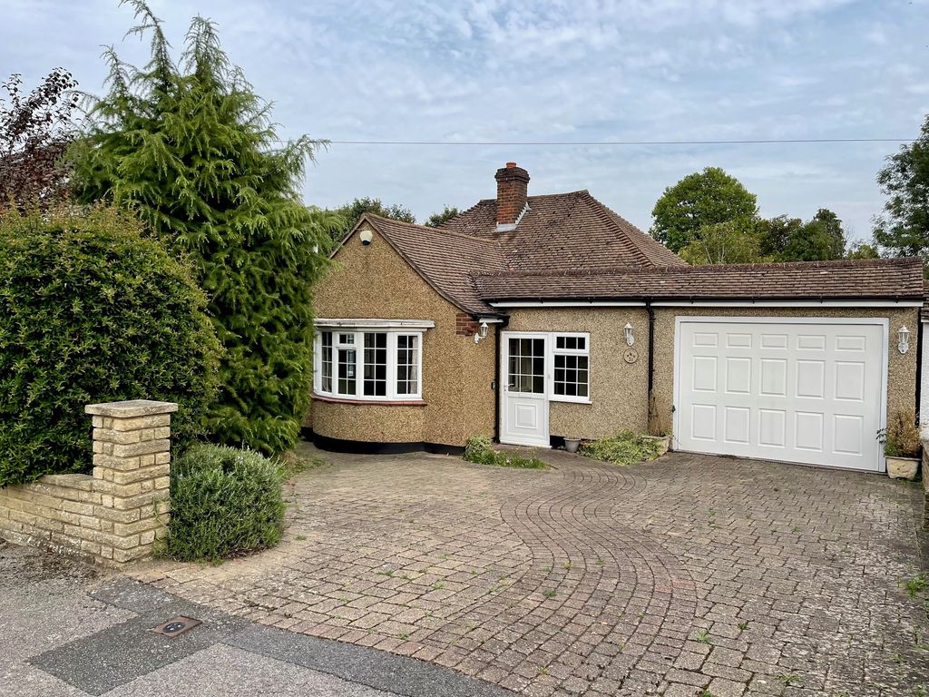 3 bed detached bungalow for sale in Mount Park, Carshalton SM5, £