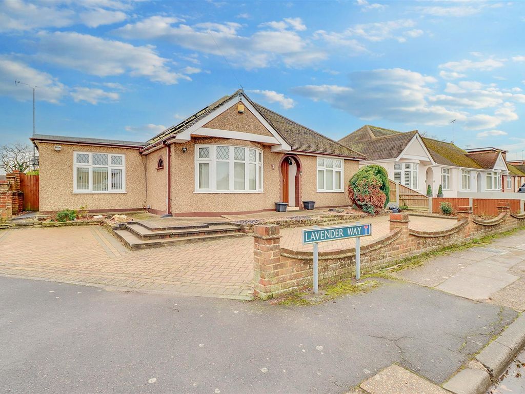 3 bed detached bungalow for sale in Lavender Way, Wickford SS12, £