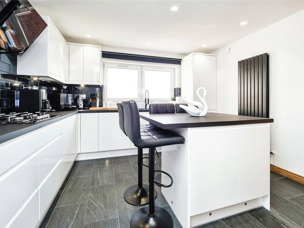 2 bed flat for sale in Great Cullings, Romford RM7, £300,000 Zoopla