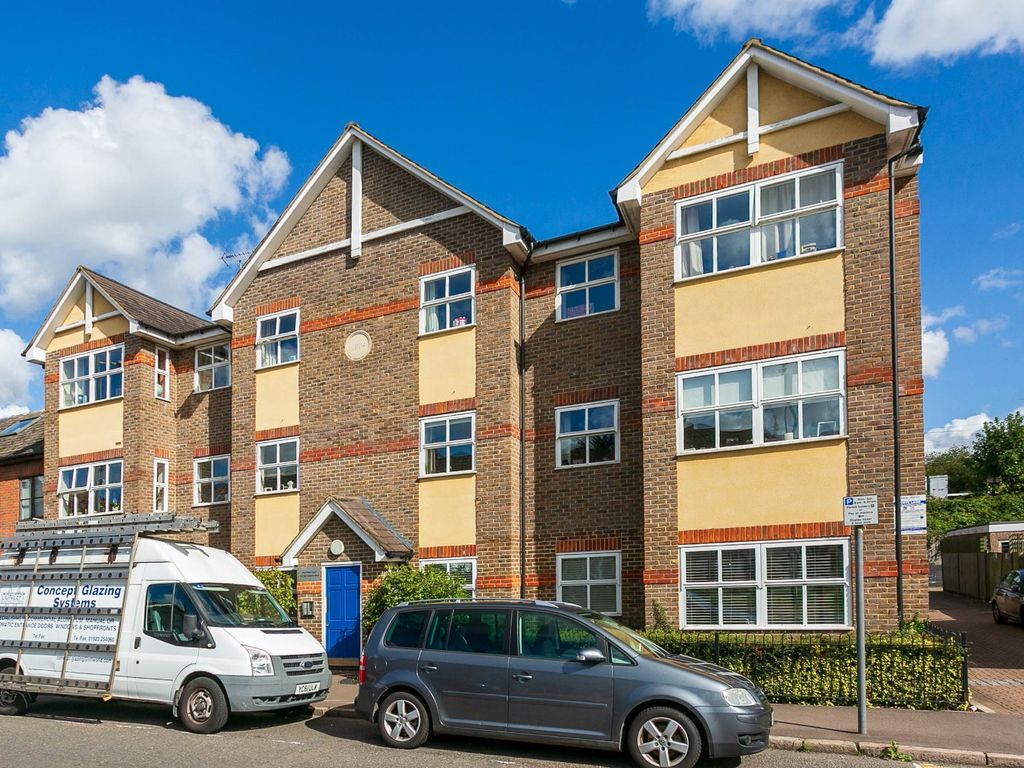 2 bed flat to rent in Queens Road, Watford, Hertfordshire WD17, £1,550
