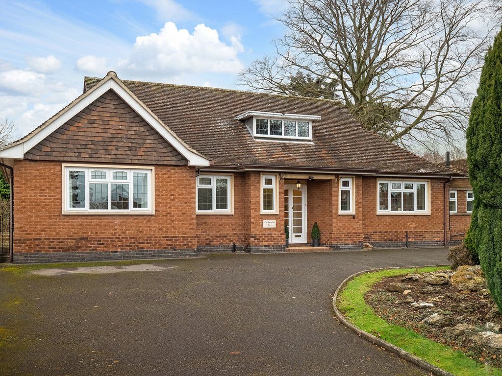 3 bed detached bungalow for sale in Leicester Road, Narborough LE19