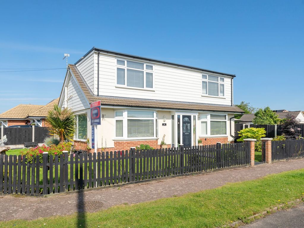 3 bed detached house for sale in Glenmore Avenue, CaisterOnSea NR30