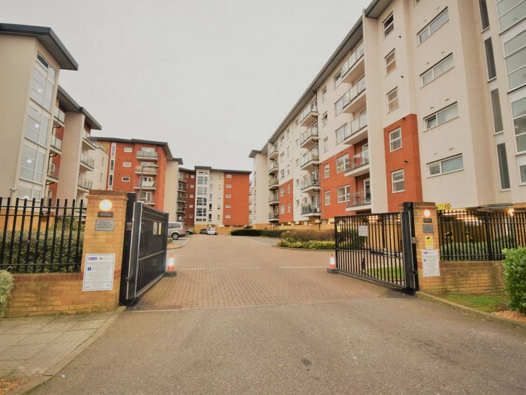 2 bed flat to rent in Clarkson Court, Hatfield AL10, £1,400 pcm Zoopla
