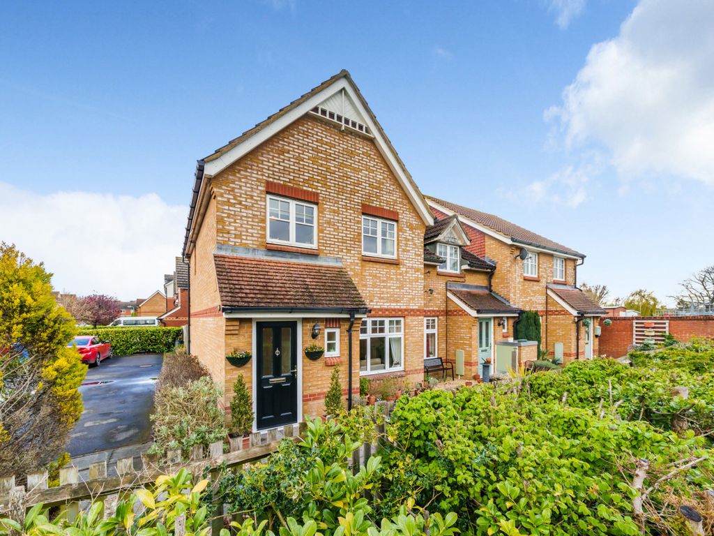 3 bed semidetached house for sale in Egret Gardens, Aldershot