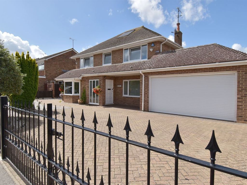 3 bed detached house for sale in Meadow Drive, Chestfield, Whitstable CT5, £825,000 Zoopla
