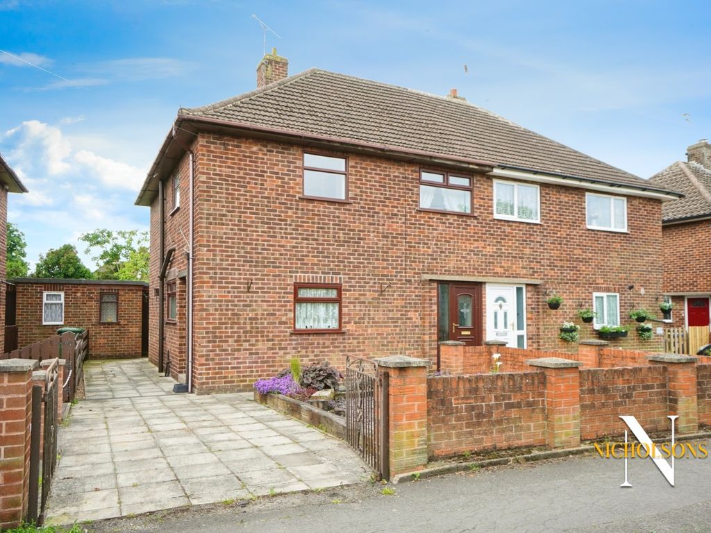 3 bed semidetached house for sale in Hallcroft Road, Retford