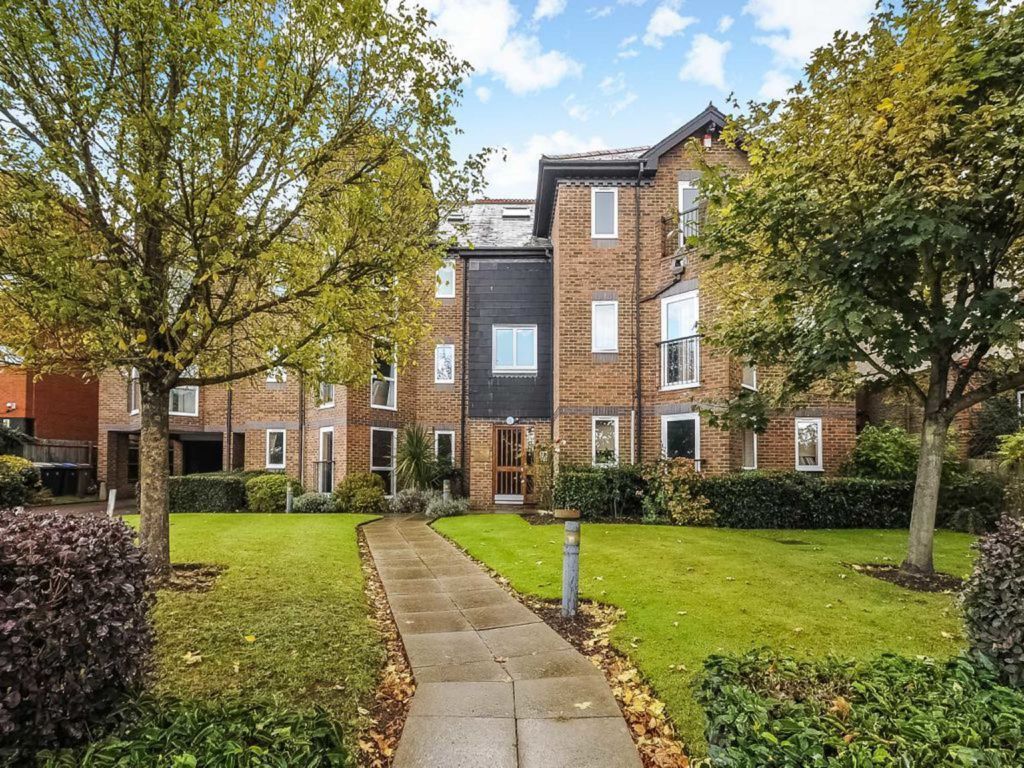 2 bed flat to rent in Portsmouth Road, Kingston Upon Thames KT1, £2,000