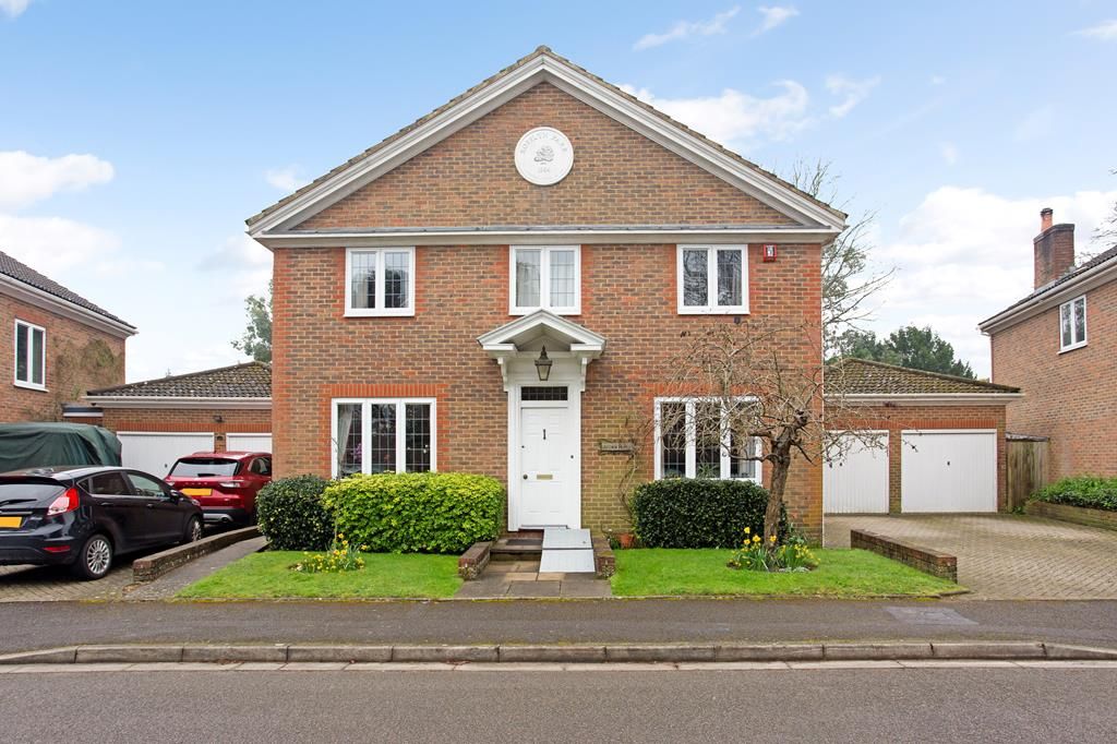 4 bed detached house to rent in Rosslyn Park, Weybridge KT13, £4,000