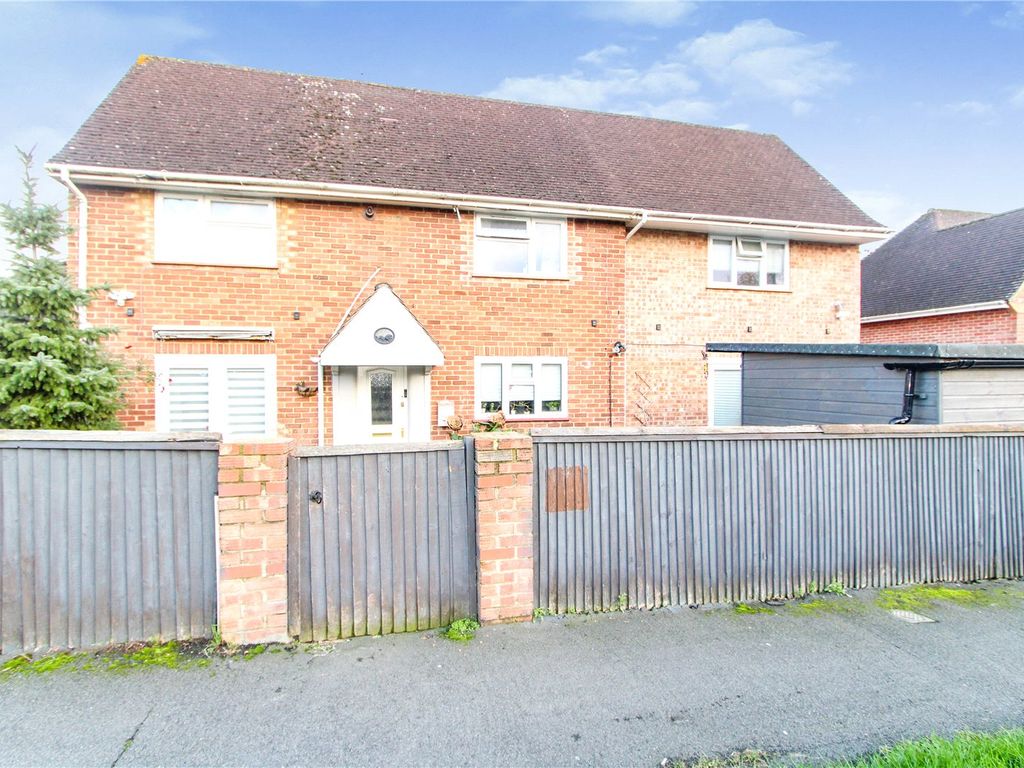 4 bed linkdetached house for sale in Tates Road, Hythe, Southampton