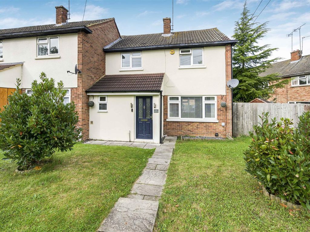 2 bed end terrace house to rent in Saunders Road, Uxbridge UB10, £1,800