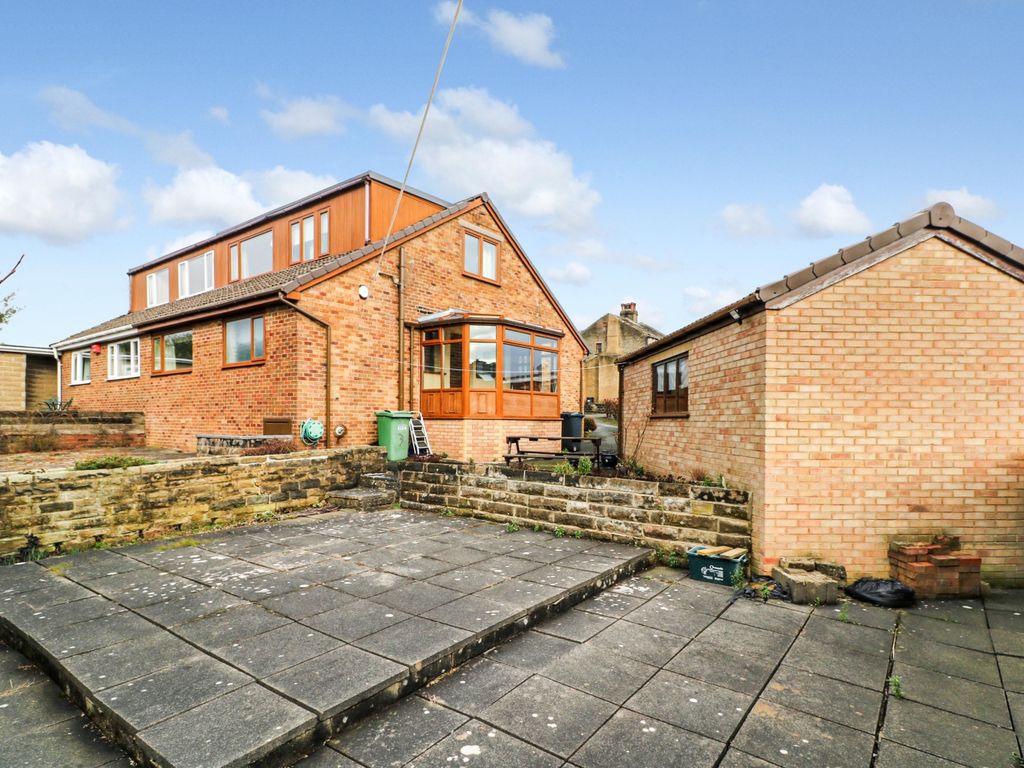 3 bed semidetached bungalow for sale in Peep Green Road, Liversedge