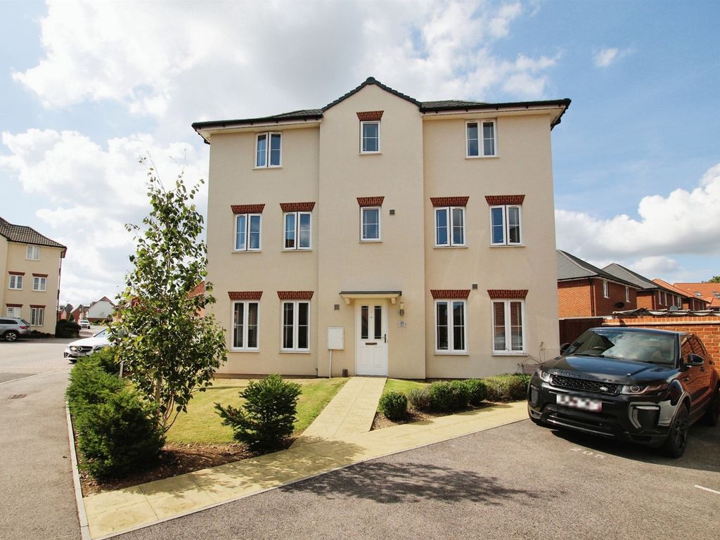 3 bed semidetached house for sale in Millyard Road, Aylesham