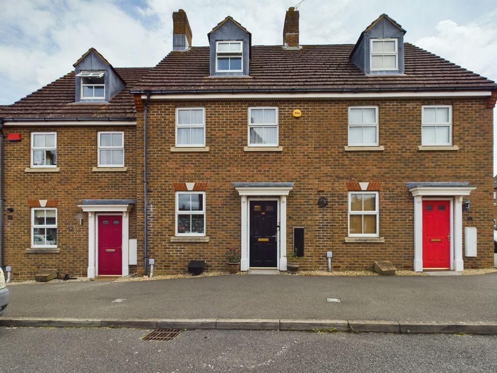 3 bed terraced house for sale in Viney Lane, Fairford Leys, Aylesbury