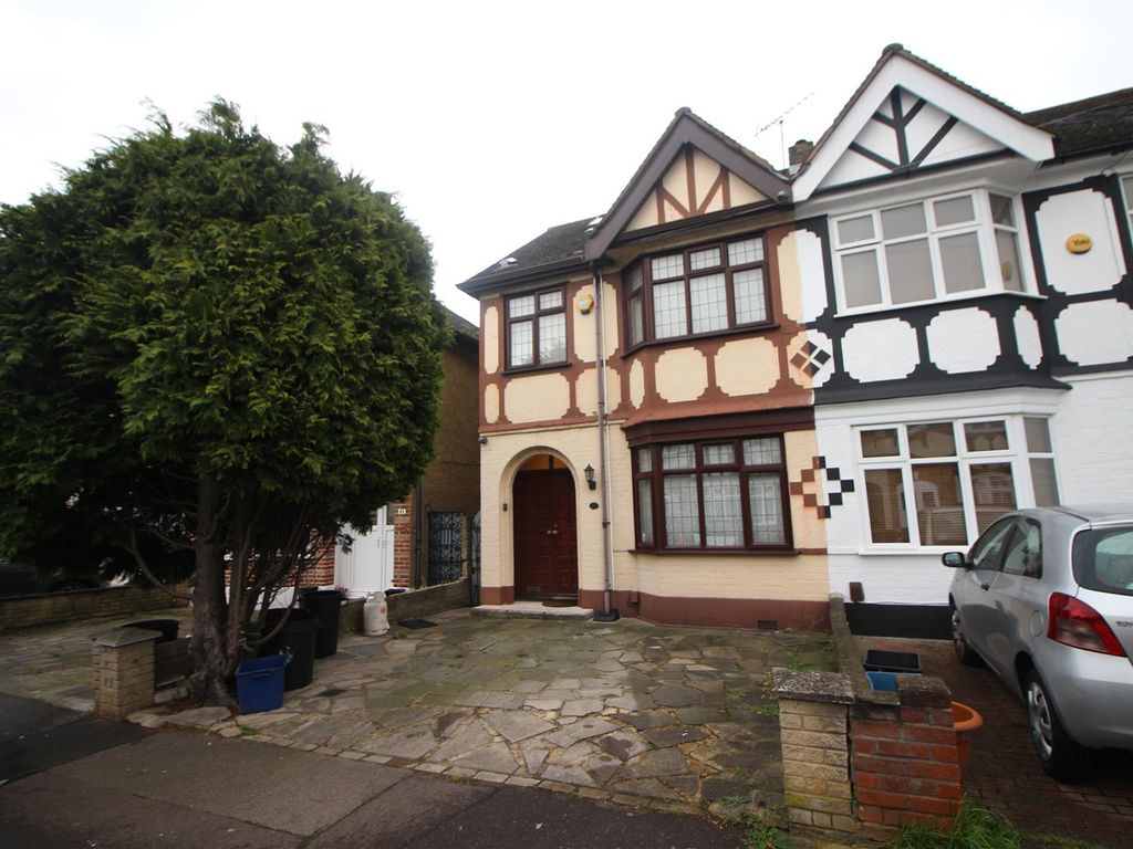4 bed property to rent in Gardens, Chadwell Heath, Romford