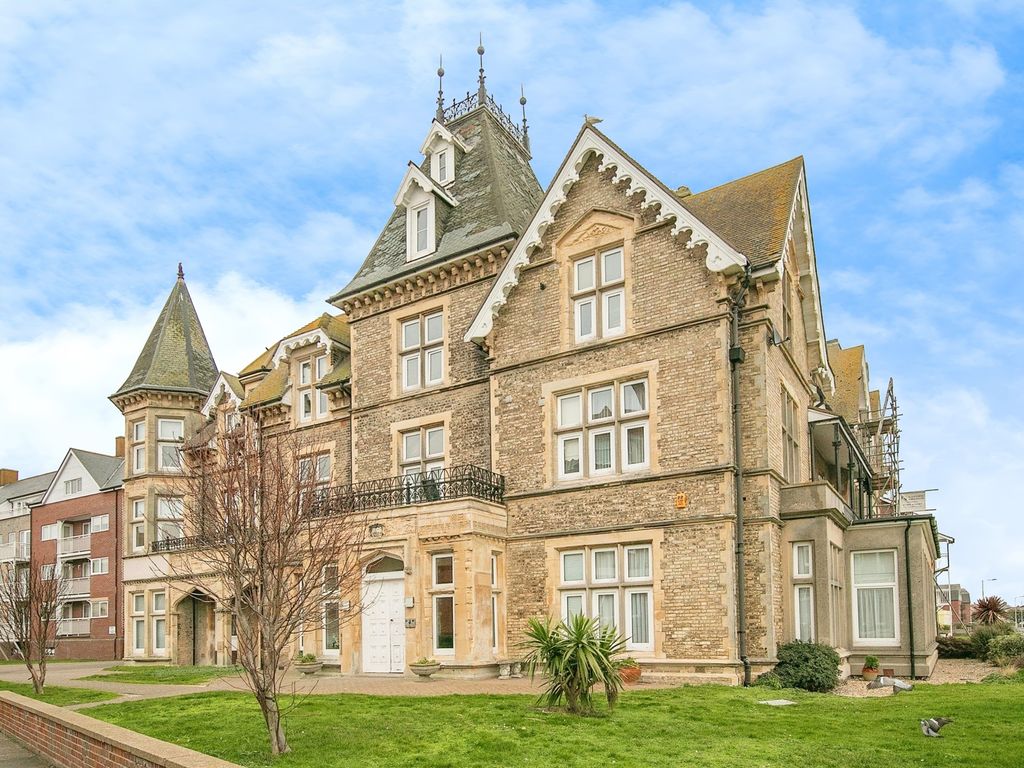 2 bed flat for sale in Vista Road, ClactonOnSea CO15, £189,000 Zoopla