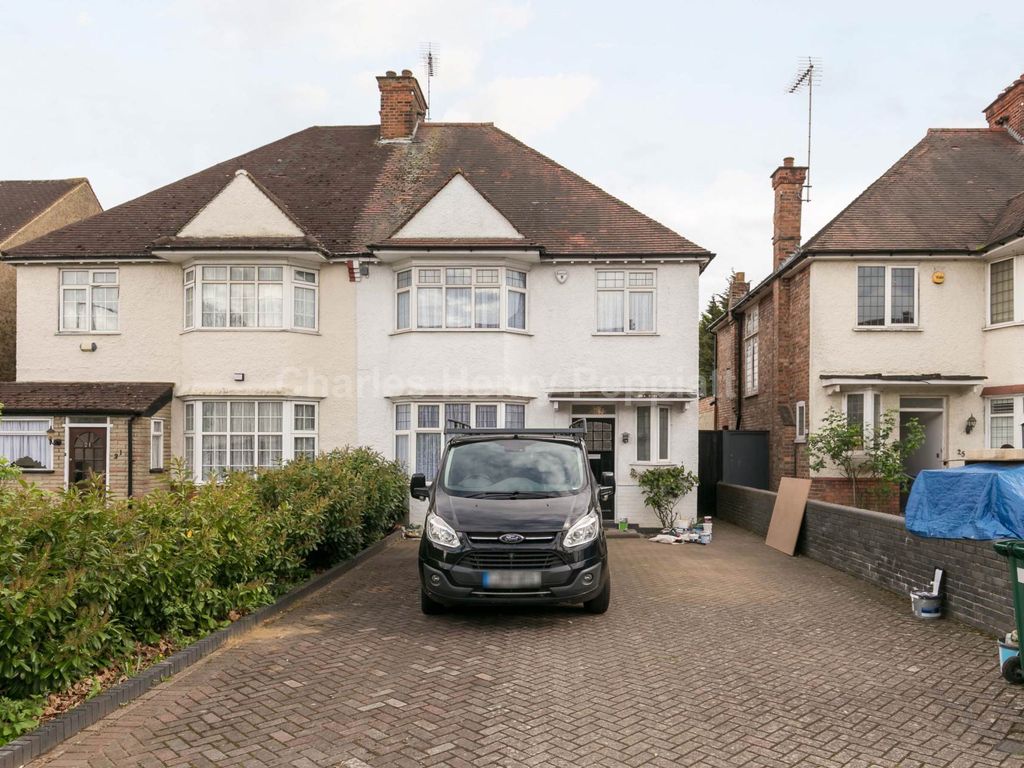 3 bed semidetached house to rent in Christchurch Avenue, North