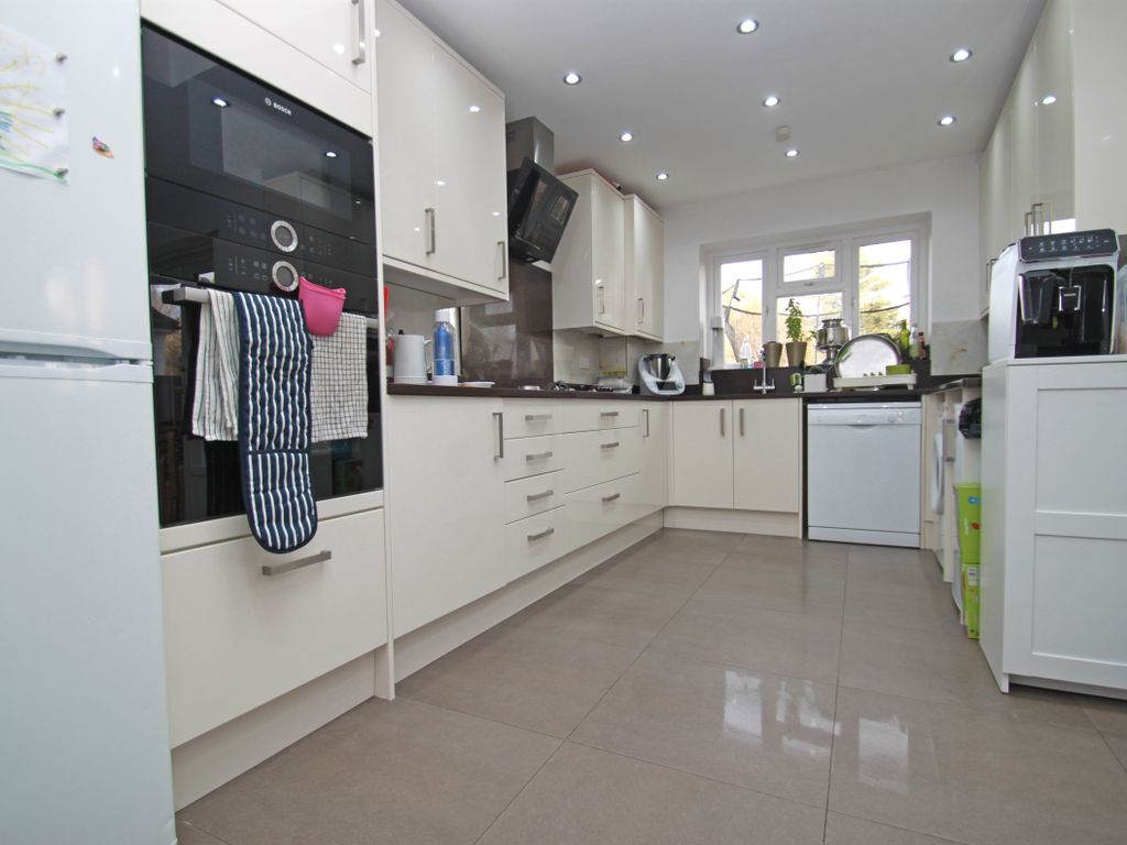 5 bed semidetached house to rent in Eton Avenue, North Finchley N12