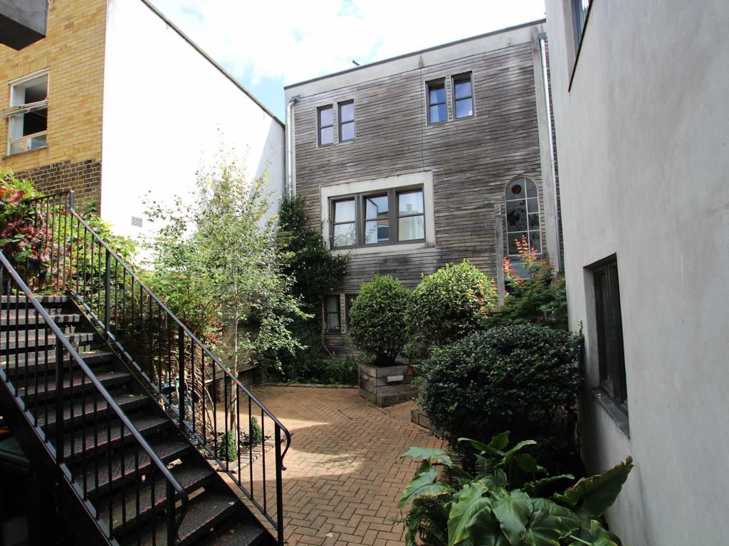 2 bed flat to rent in Richmond Road, Kingston Upon Thames KT2, £1,695