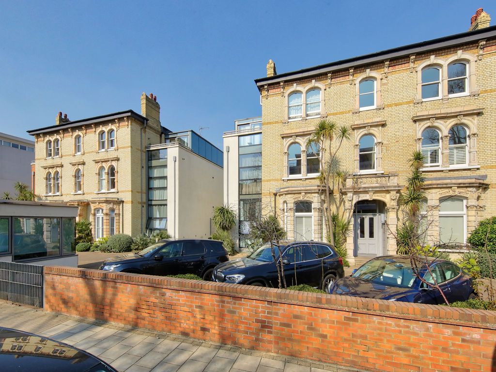 3 bed flat for sale in Carlton Drive, London SW15, £1,050,000 Zoopla