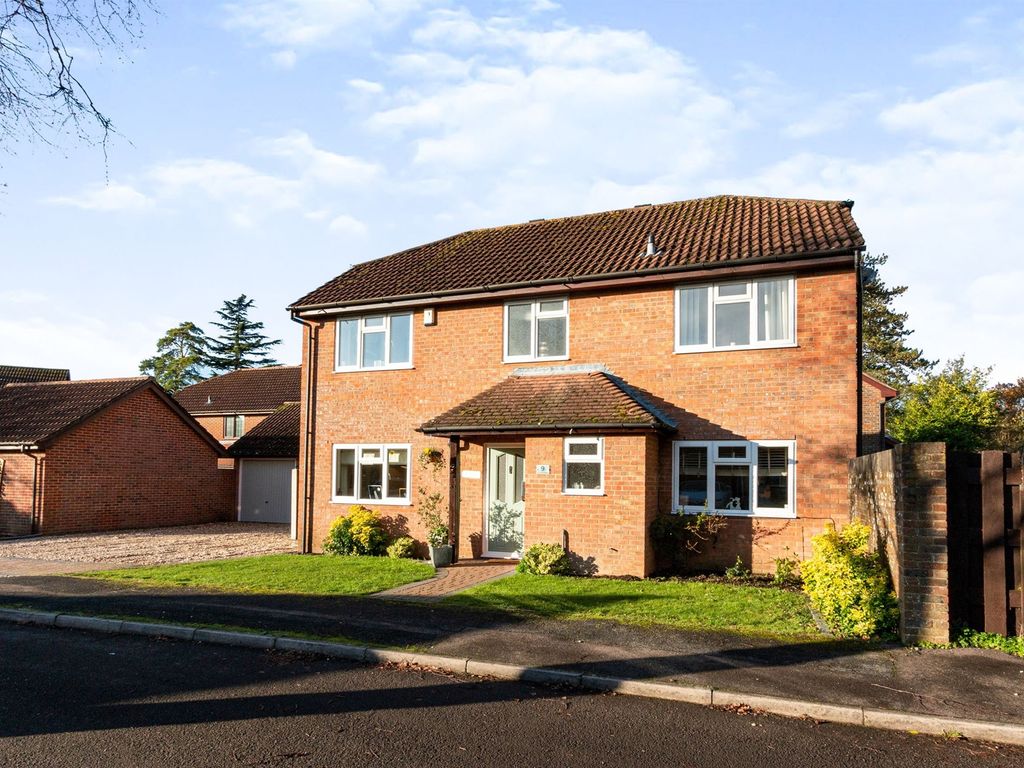 4 bed detached house for sale in The Greenaways, Oakley, Basingstoke