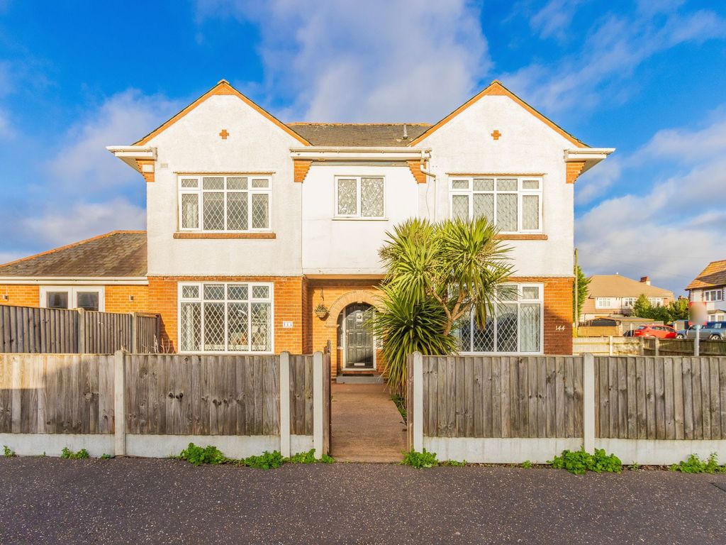 4 bed detached house for sale in Middleton Road, Gorleston NR31, £