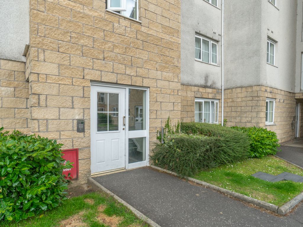 3 bed flat for sale in Queens Crescent, Livingston EH54, £149,000 Zoopla