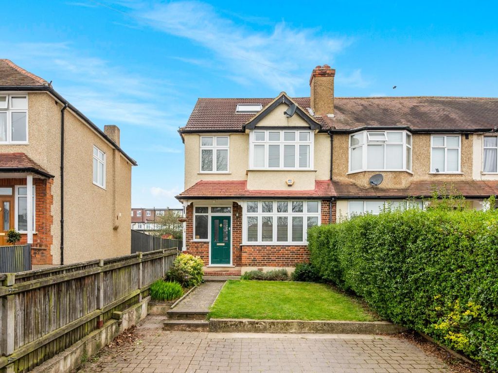 5 bed end terrace house for sale in Bridgewood Road, Worcester Park KT4