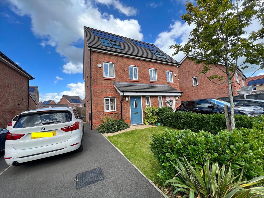 3 bed semidetached house for sale in Newhaven Road, Stockport SK5, £