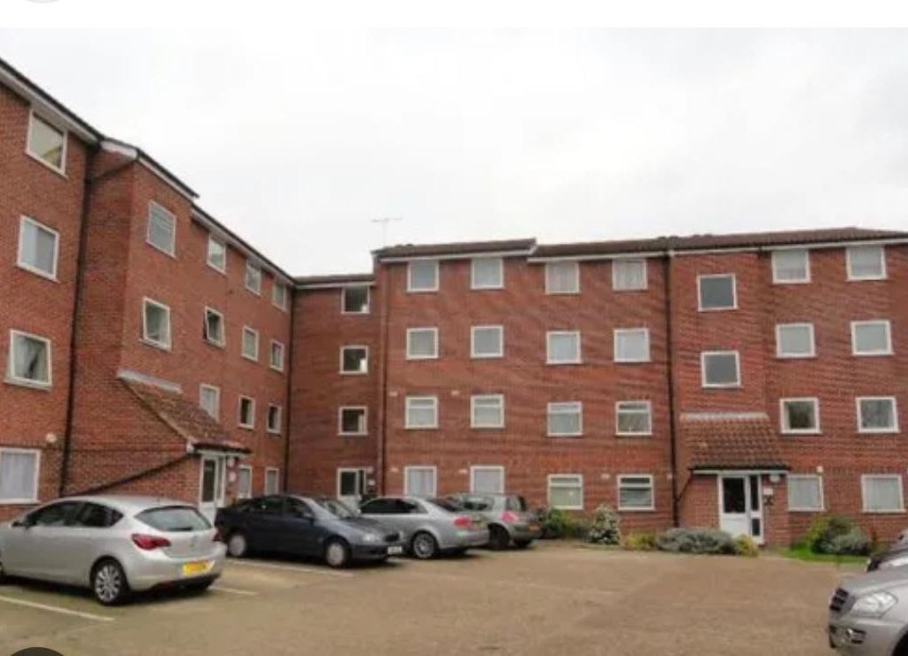1 bed flat to rent in Huxley Close, Northolt, Greater London UB5, £