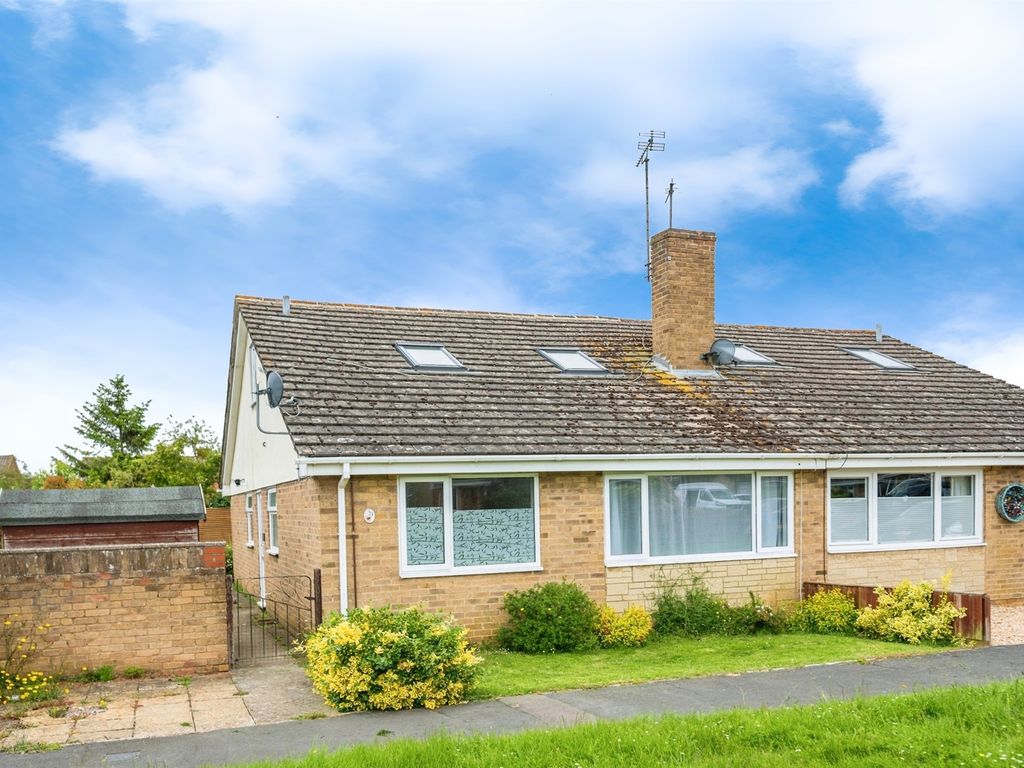4 bed semidetached bungalow for sale in Clarkston Road, Carterton OX18